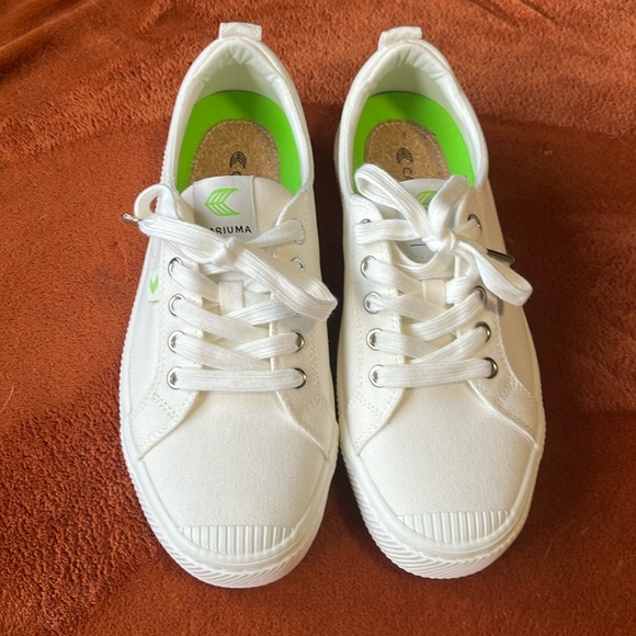Cariuma Shoes - Women’s Cariuma canvas shoes